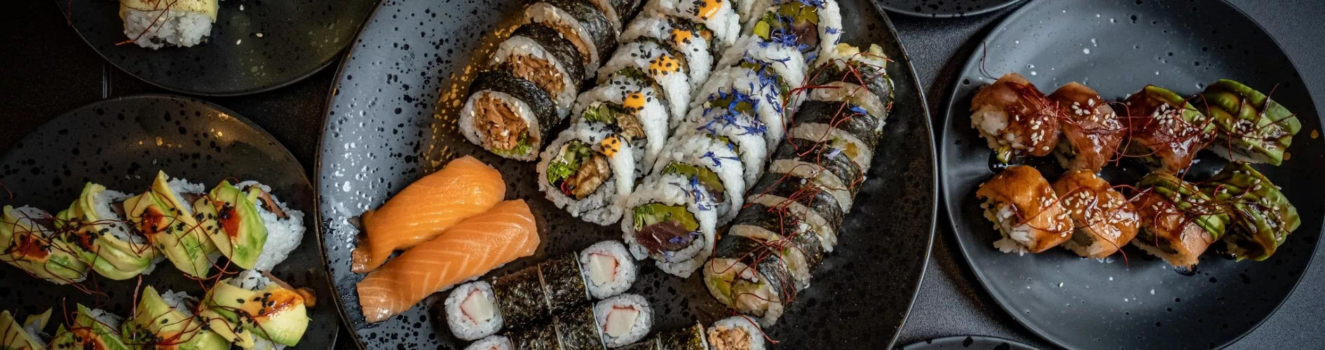 sushi na talerzach